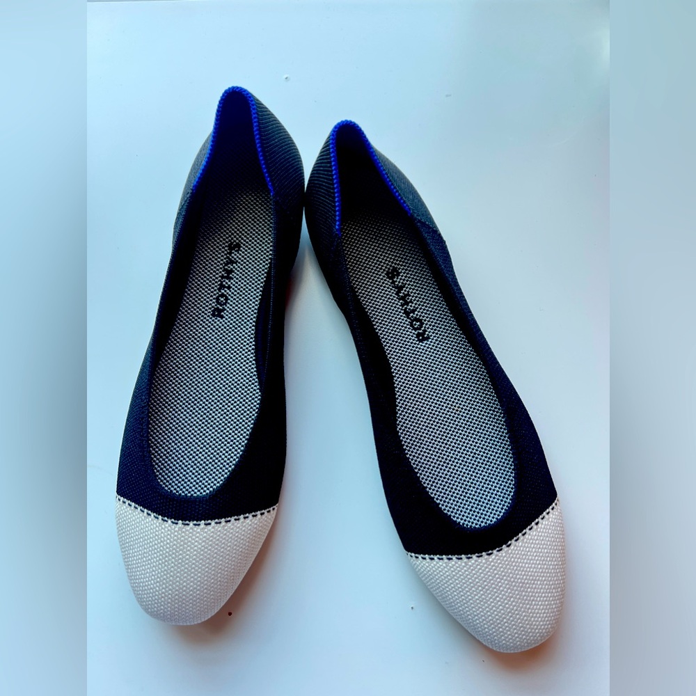Flat Fothy shoe size 10.5. It’s comfortable. Brand new without tag.